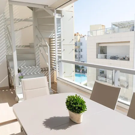 Апартаменти Sena Three Bedroom Deluxe Penthouse By Aqua *